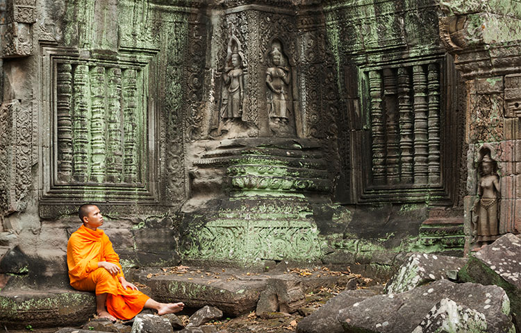 48-197-Monk in Angkor